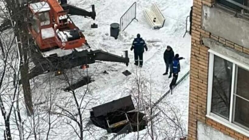    Коммунальщики из подмосковной Балашихи провалились под землю ©Пресс-служба «Подмосковье Сегодня»