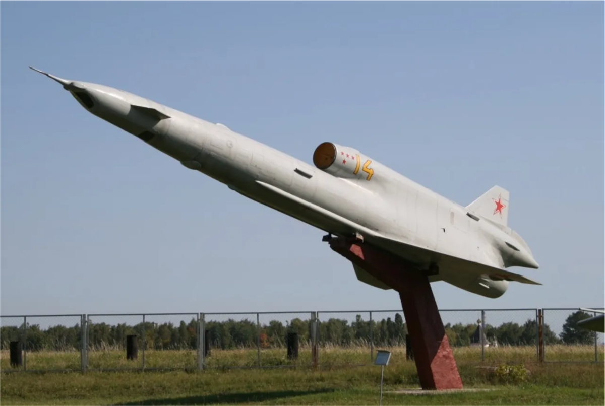 Фото https://aviationsmilitaires.net/v3/kb/aircraft/show/2253/tupolev-tu-141-strizh