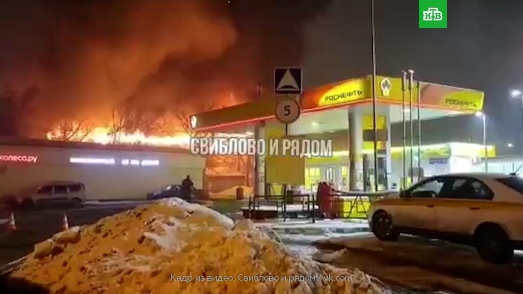    Пожарные пытаются спасти людей из горящего автосервиса на    северо-востоке    Москвы