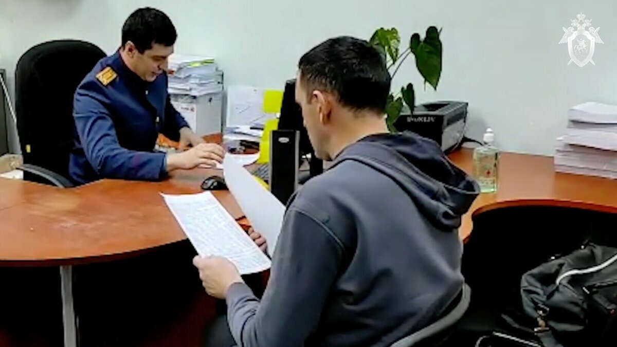     В Хакасии осудят главу Бейского района Иннокентия Стряпкова за превышение должностных полномочий. Он заплатил подрядчикам более двух миллионов рублей за непостроенные жилые дома и футбольное поле.