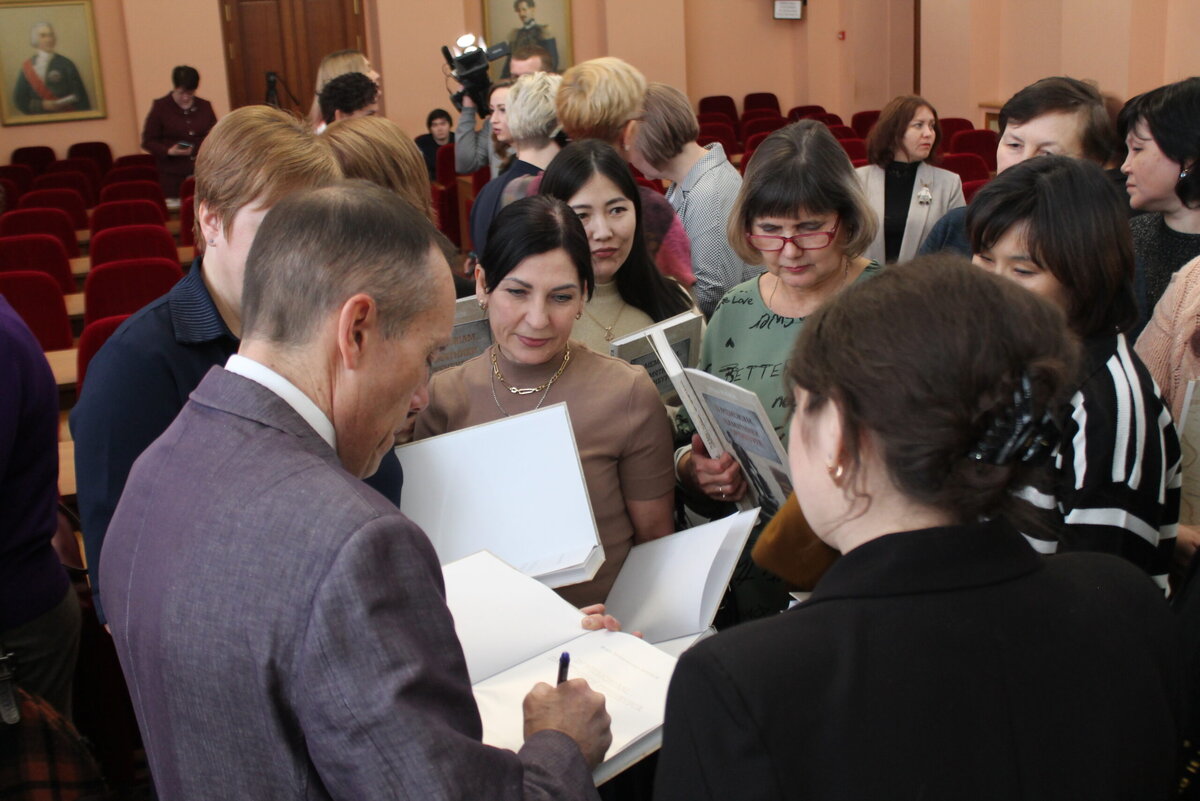    Фонд «Евразия» подарит музеям и архивам области книгу с редкими фотографиями Оренбурга Андрей Севостьянов