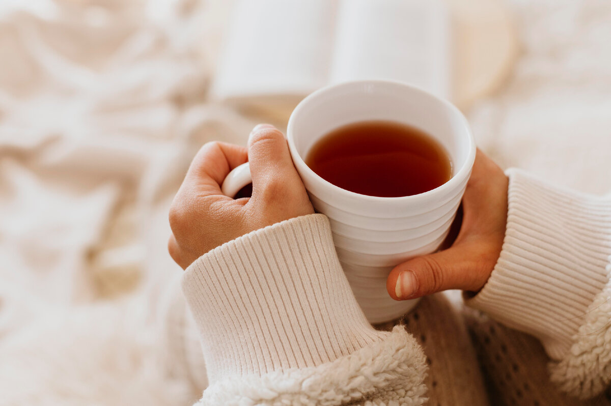 Изображение от <a href="https://ru.freepik.com/free-photo/young-woman-holding-a-cup-of-tea-while-enjoying-the-winter-holidays_11741627.htm#query=%D0%BE%D0%B3%D1%80%D0%BE%D0%BC%D0%BD%D0%B0%D1%8F%20%D0%BA%D1%80%D0%B6%D0%BA%D0%B0%20%D1%87%D0%B0%D1%8F&position=15&from_view=search&track=ais">Freepik</a>
