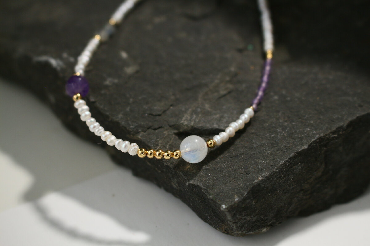 Колье с центральной бусиной лунного камня с иризацией 