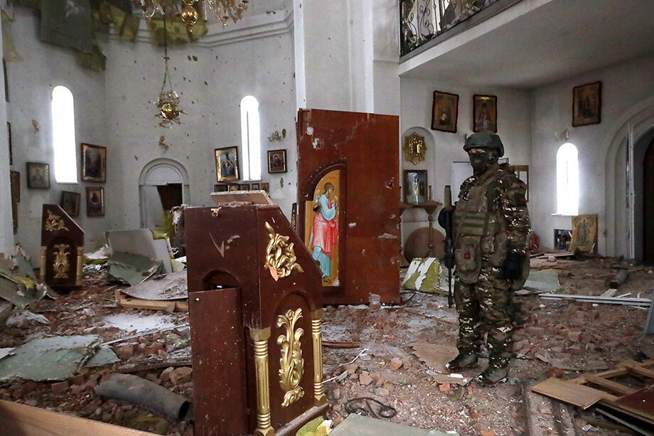 Соледар. Боец ЧВК «Вагнер» в Преображенском храме, повреждённом в результате боевых действий. Фото: Иван Ноябрев/ТАСС