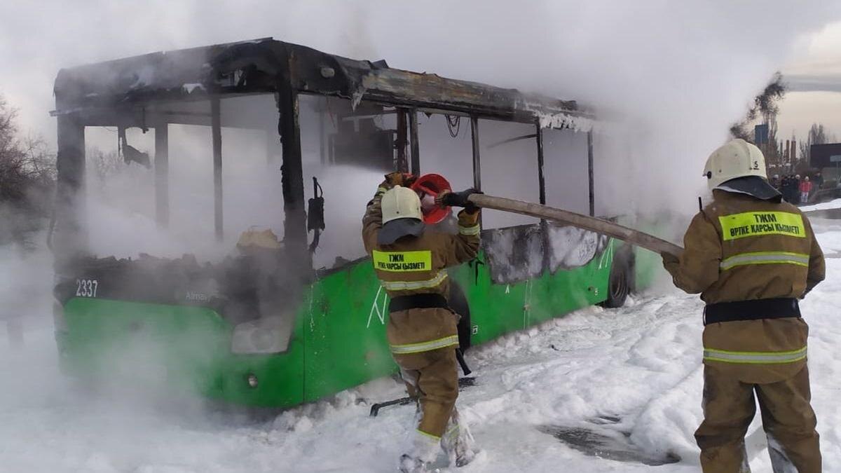    Пожарные тушат загоревшийся автобус:ДЧС Алматы