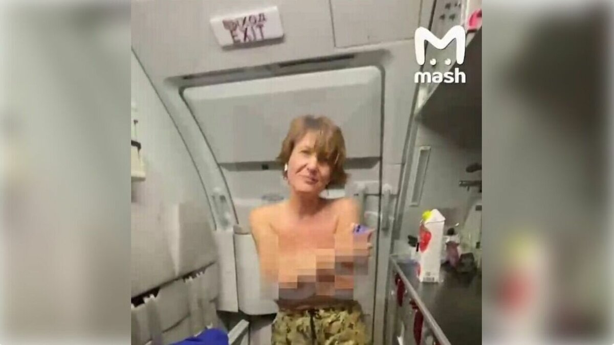     Во время перелета из Ставрополя в Москву одна из пассажирок разделась при всех и напала на стюарда, сообщает Telegram-канал Mash.