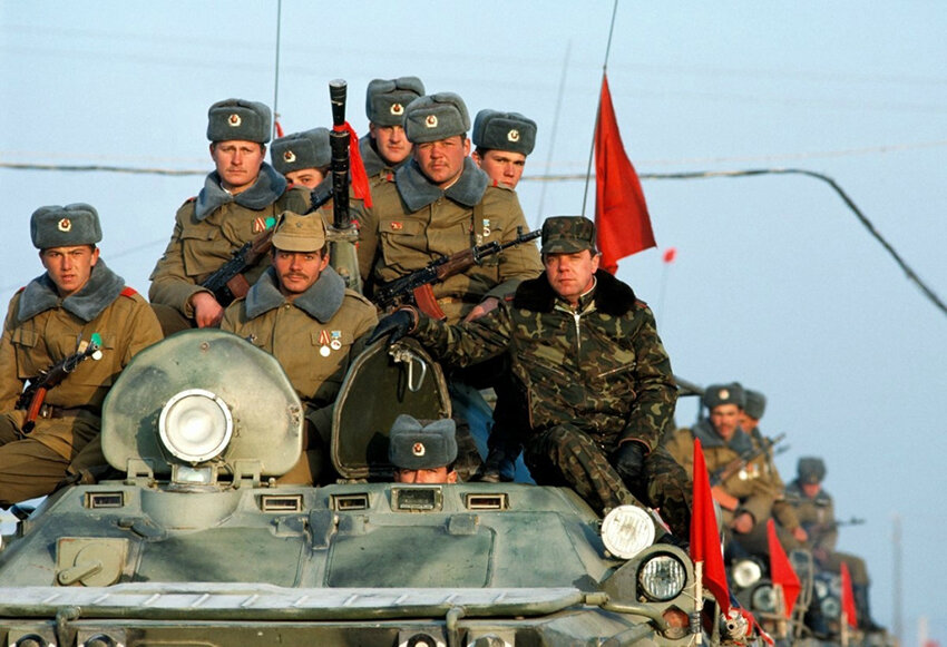 Командующий 40-й армией Борис Громов и последние бойцы «ограниченного контингента»