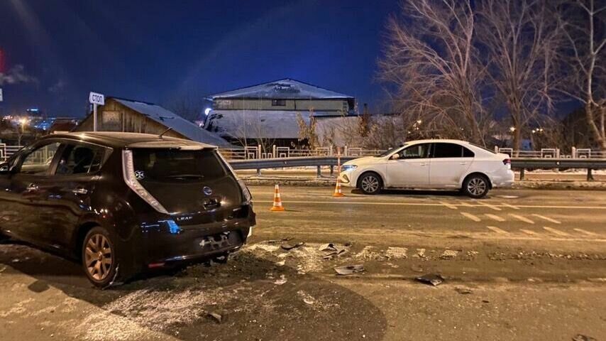     Массовая авария произошла сегодня ночью в Тюмени на пересечении улиц 2-й Луговой и Иртышской по вине пьяного жителя областной столицы. Водитель Škoda выехал на встречную полосу движения, врезался в стоящие на светофоре Nissan, Volkswagen, Chevrolet и Nissan Terrano.