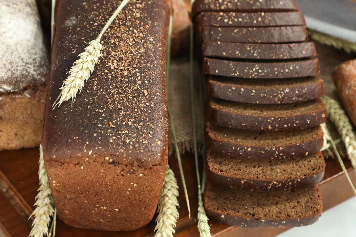 «Бородинский» — хлеб из смеси ржаной и пшеничной муки, с зернами кориандра, тмина на поверхности, обладающий узнаваемым и ярким вкусом.