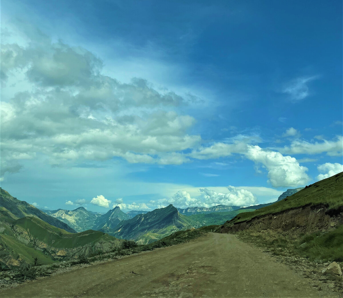 Дорога на выезде из Хунзаха. Координаты места 42.522762, 46.698732