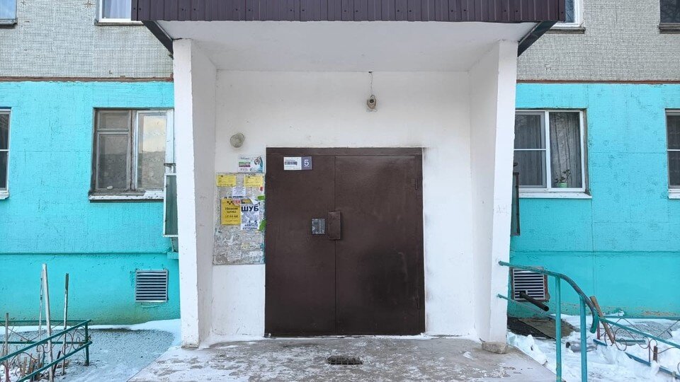    ЧП произошло в одном из панельных домов, где компаний парней сняла посуточно квартиру. Фото: СУ СК по Республике Калмыкия
