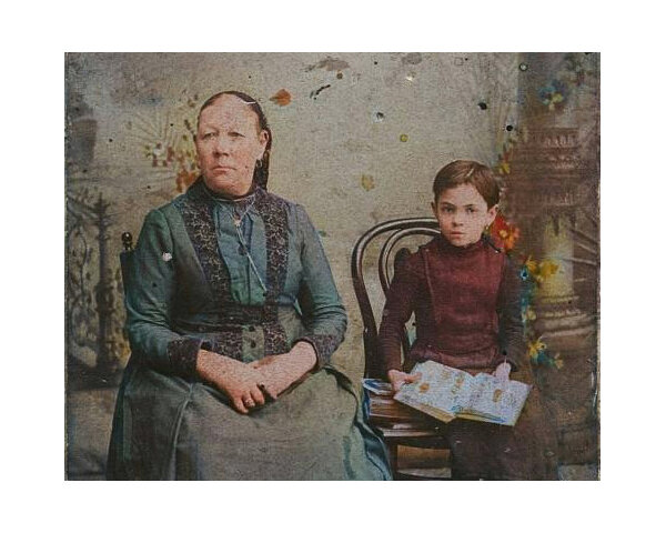 В старину роль такой помощницы и защитницы играла повитуха — главное действующее лицо родильного обряда. До возникновения и развития акушерства эта часть народной медицины оставалась чрезвычайно распространённой. Фото: госкаталог.рф