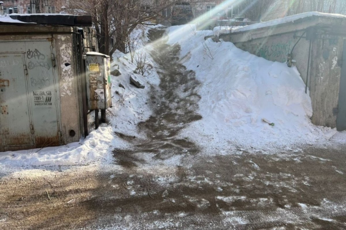    Опасную стихийную горку засыпали.