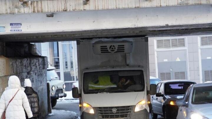 Застрял под мостом в костроме. Грузовик застрял под мостом. Застрял под мостом в костроме. Застрял под мостом в костроме. Застрял под мостом в костроме.