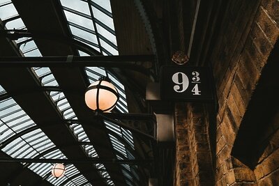    Платформа 9 и 3/4 ©Aditya Vyas Unsplash.com