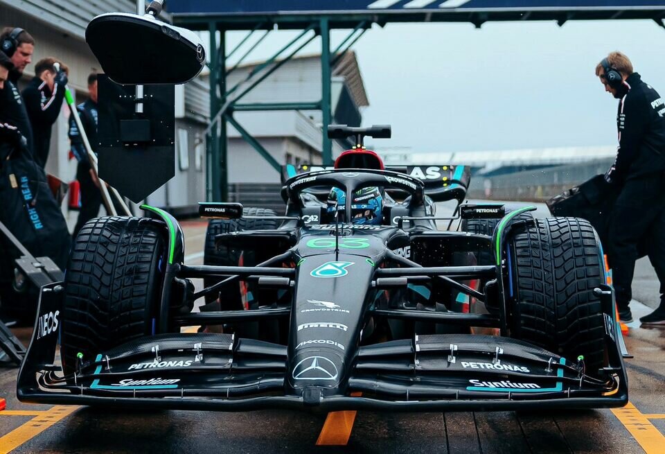    Mercedes опровергла информацию о поломке новой машины на шейкдаунеMercedes