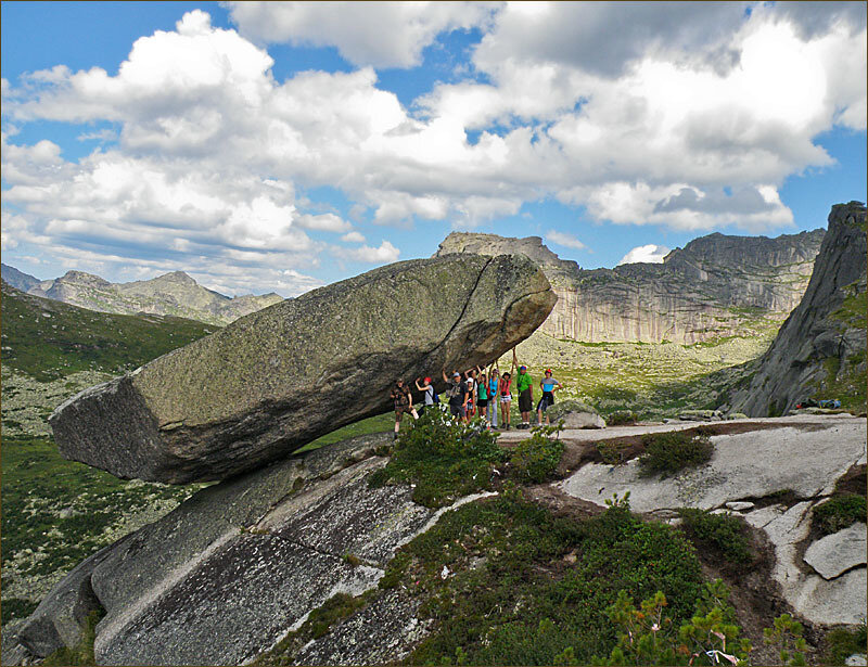 Камень ергаки фото Висячий камень. С блокнотом в рюкзаке Дзен