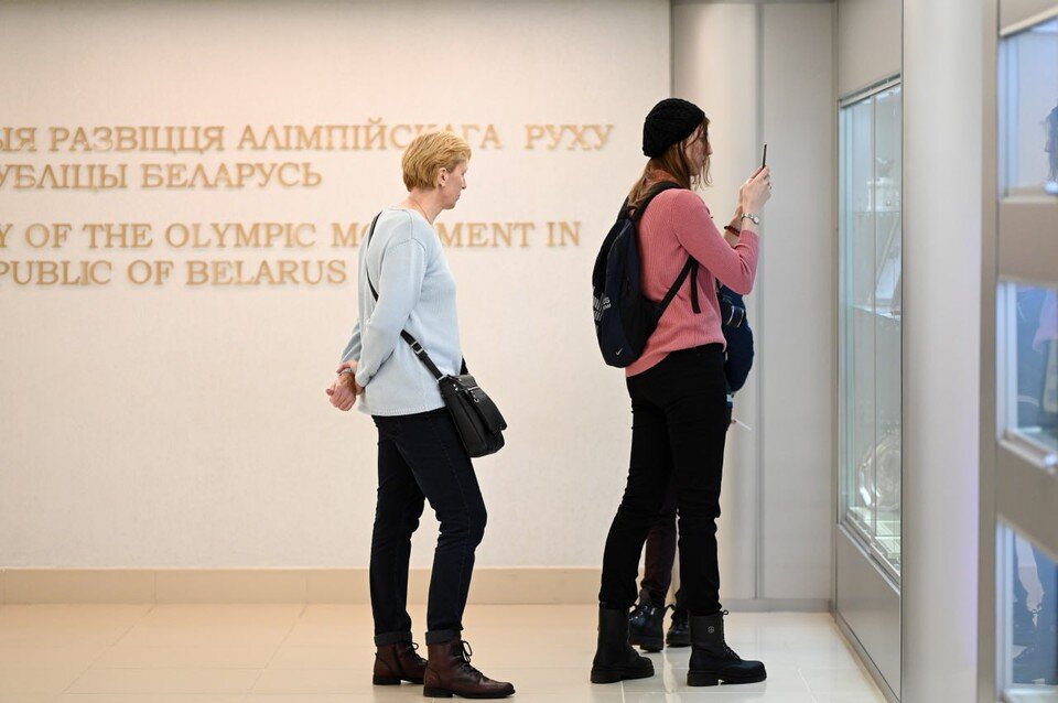     Александре показали награды и фотографии мамы в экспозиции НОК. Фото: НОК Беларуси