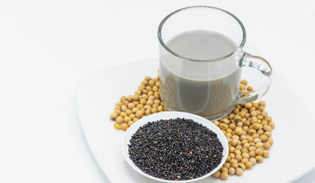  Соевое молоко с черным сезамом. источник: freepik.com
