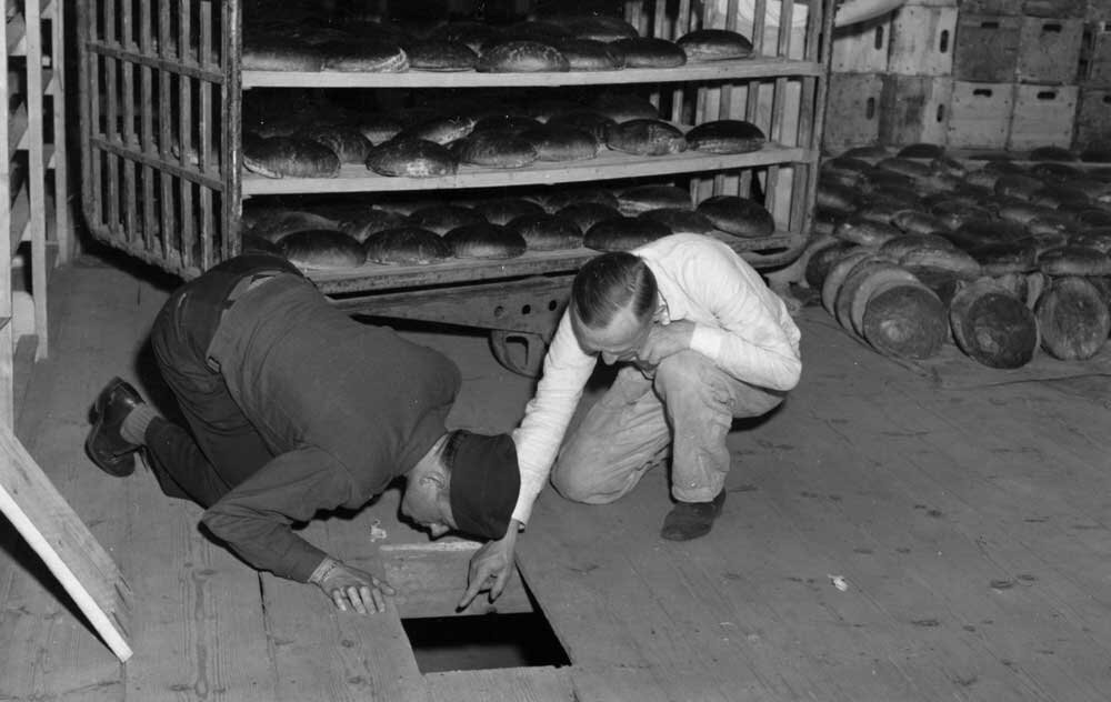 Лейтенант Роберт Р. Роджерс и Эрих Пинкау из немецкой уголовной полиции осматривают пекарню Konsum-Genossenschaftsbäckerei в Нюрнберге, 1946 год.