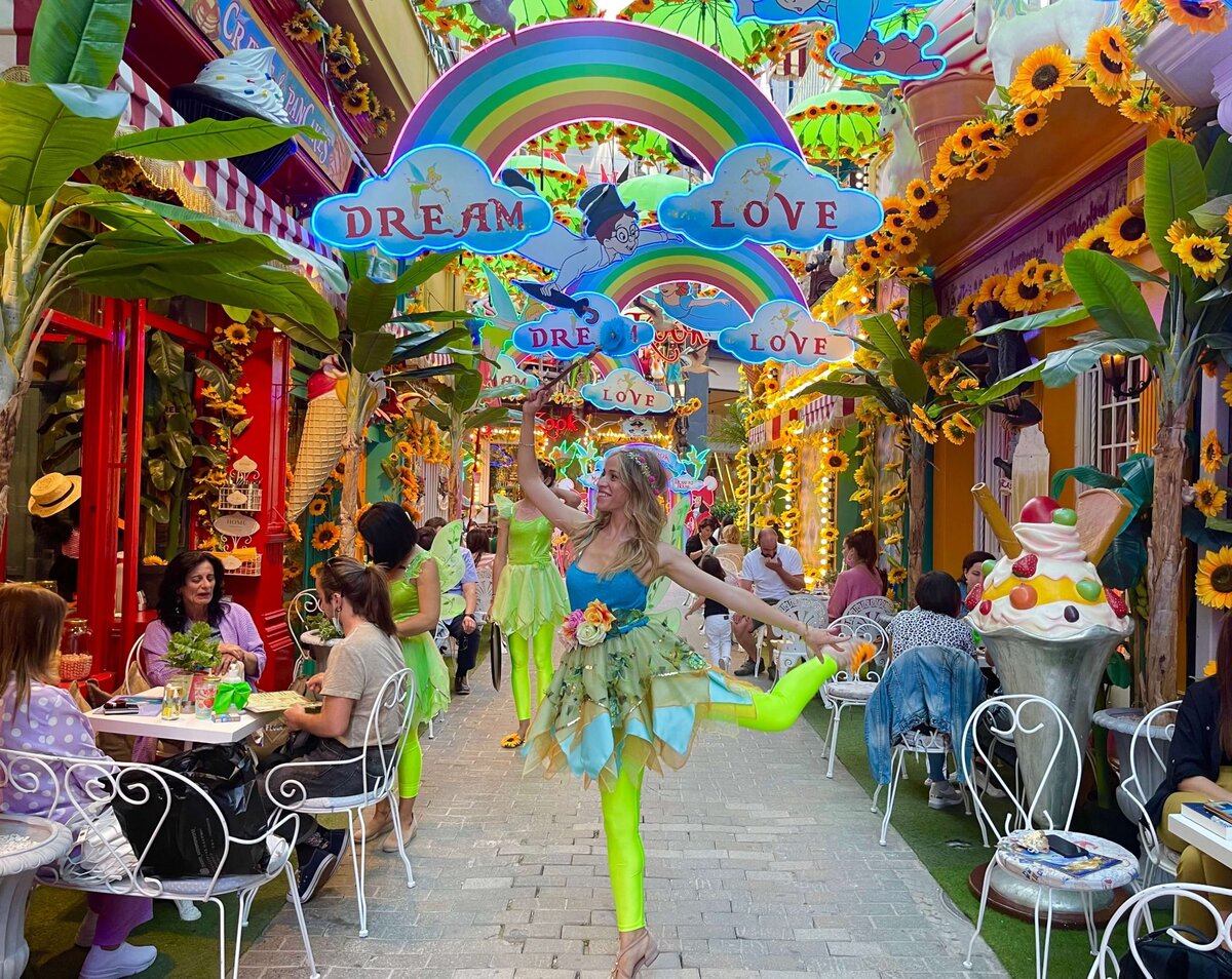 Дружелюбный персонал Little Kook в Афинах одет соответственно, в красочные тематические наряды. Они выглядят так, будто выпрыгнули из книги сказок – и, возможно, так оно и есть!