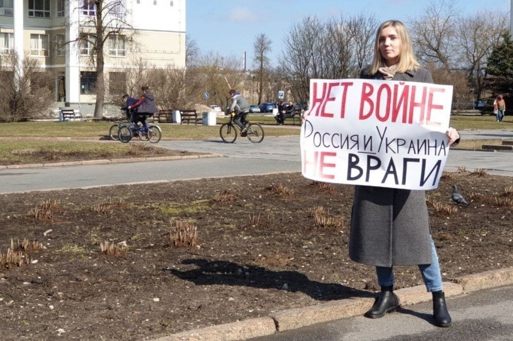 Почему протестуют против. Одиночный пикет нет войне. Пикеты против войны с Украиной. Одиночный пикет против войны. Пикет в России против войны.