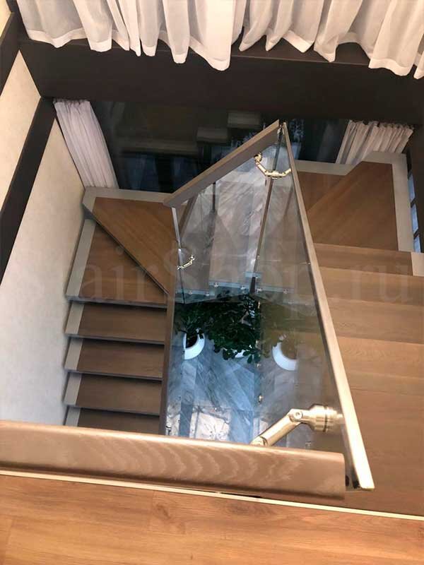 П образная конструкция с забежными ступенями в повороте