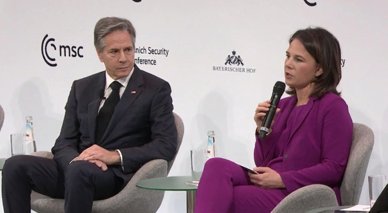 Блинкен глядя на Бербок думает: что, чёрт возьми, несет эта дамочка? Может быть, стоит всем показать, что я не с ней и что вообще ее не знаю? (фото с сайта smotrim.ru)