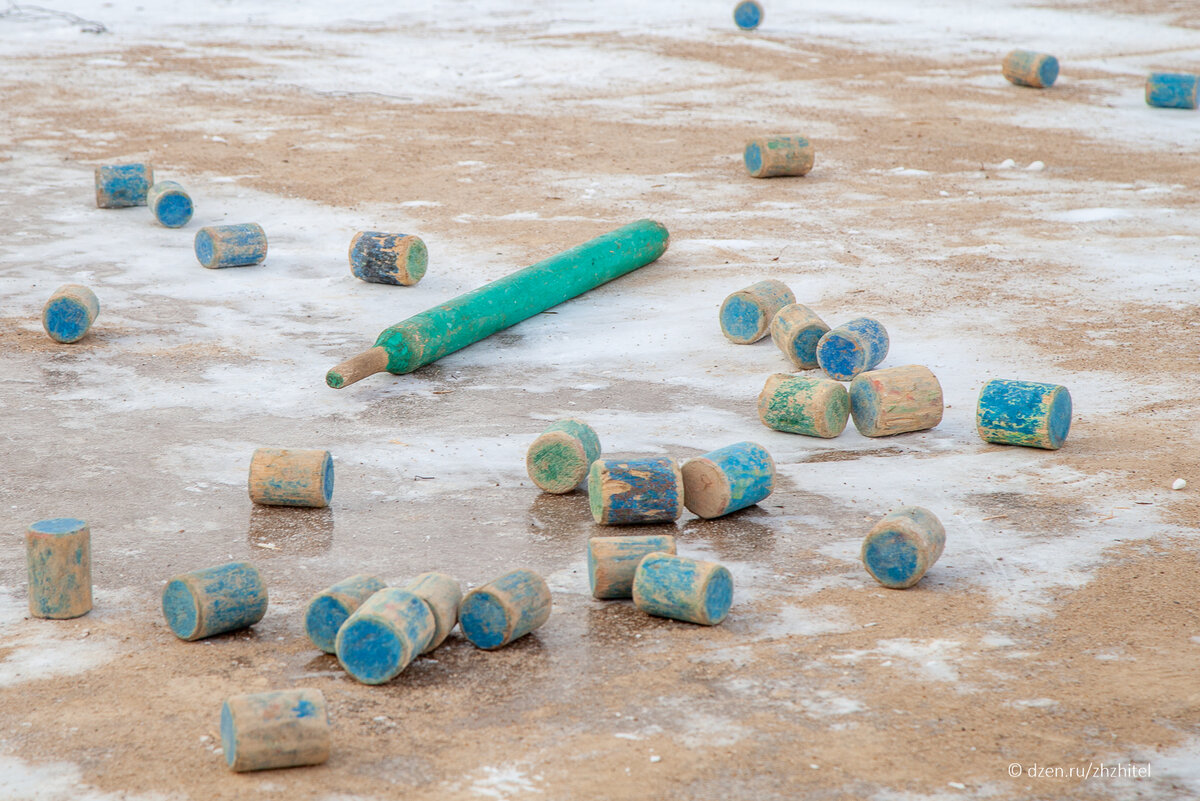 Для игры в рюхи не нужна дорогостоящая экипировка или поле, ровная поляна и чурки