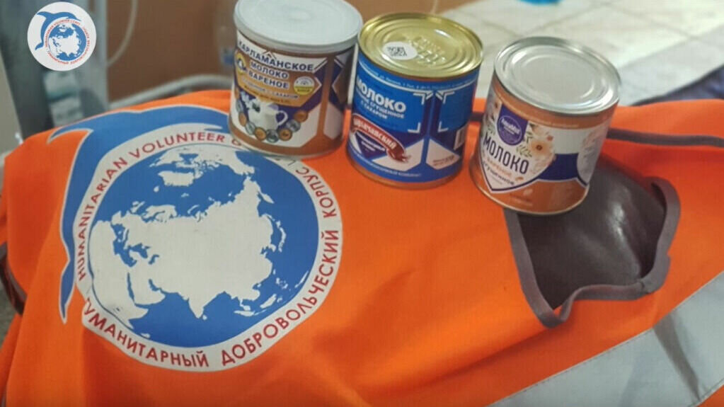     Эдуард передал сладкий груз волонтерам Гумкорпуса.