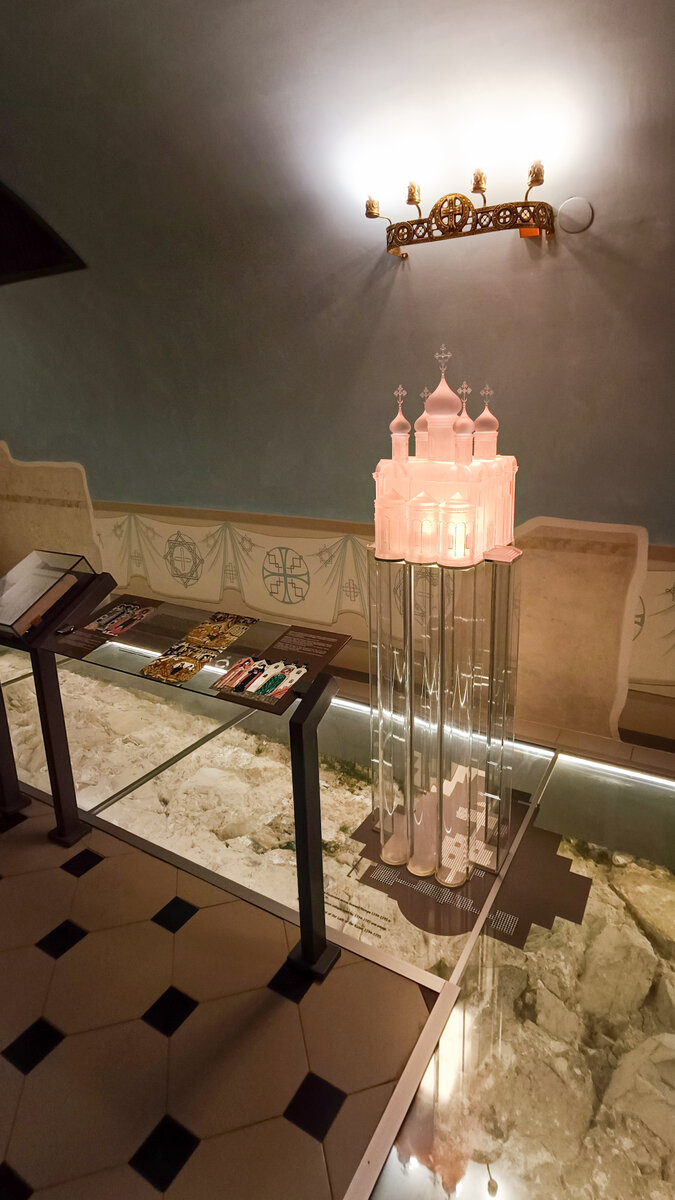 Макет самого первого собора. На полу сравнение масштабов. Под стеклом - старый сохранившийся фундамент.