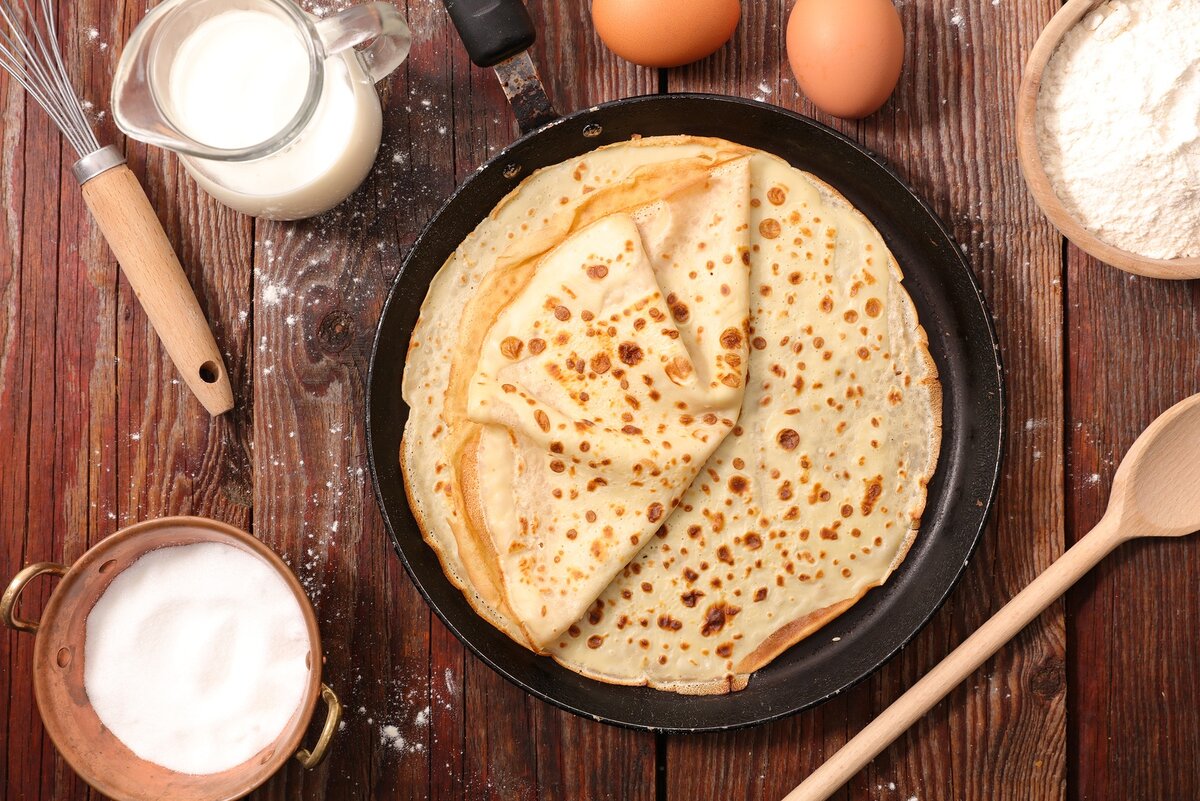 Традиционный британский pancake или французский crepe