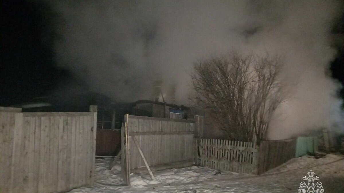     В Аскизском районе загорелся частный дом. В пожаре погибла семья из четырех человек — среди них один ребенок.