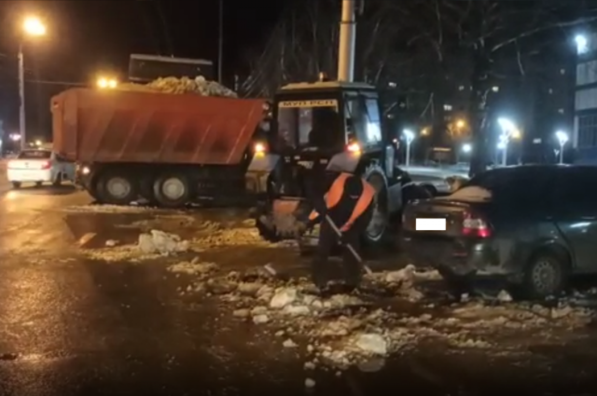    Ночью дороги Ставрополя расчищали от снега 120 человек и 75 единиц техники
