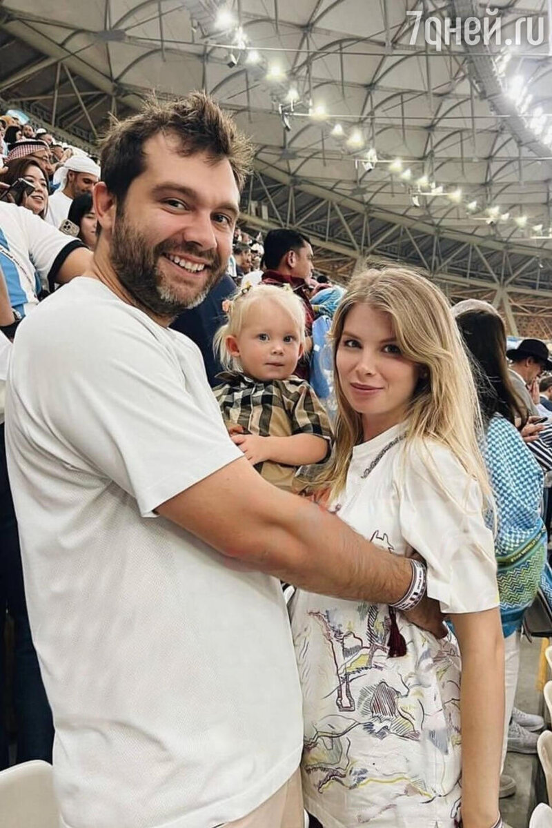    Никита Кузьмин с женой и дочкой Соцсети