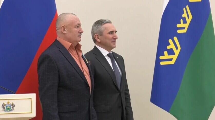     Губернатор Тюменской области Александр Моор в своём тг-канале сообщил о вручении наград тюменцам за большой вклад в развитие региона. На торжественном мероприятии присутствовали более 40 человек.