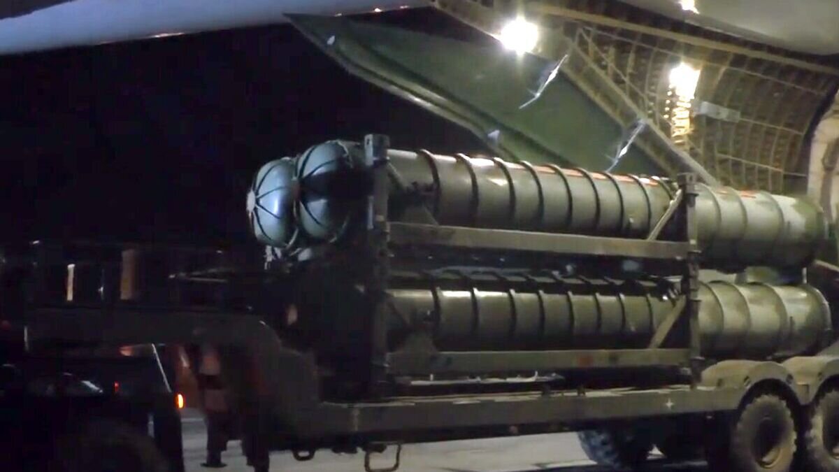   Выгрузка зенитно-ракетных комплексов С-300 в Сирии© Министерство обороны РФ