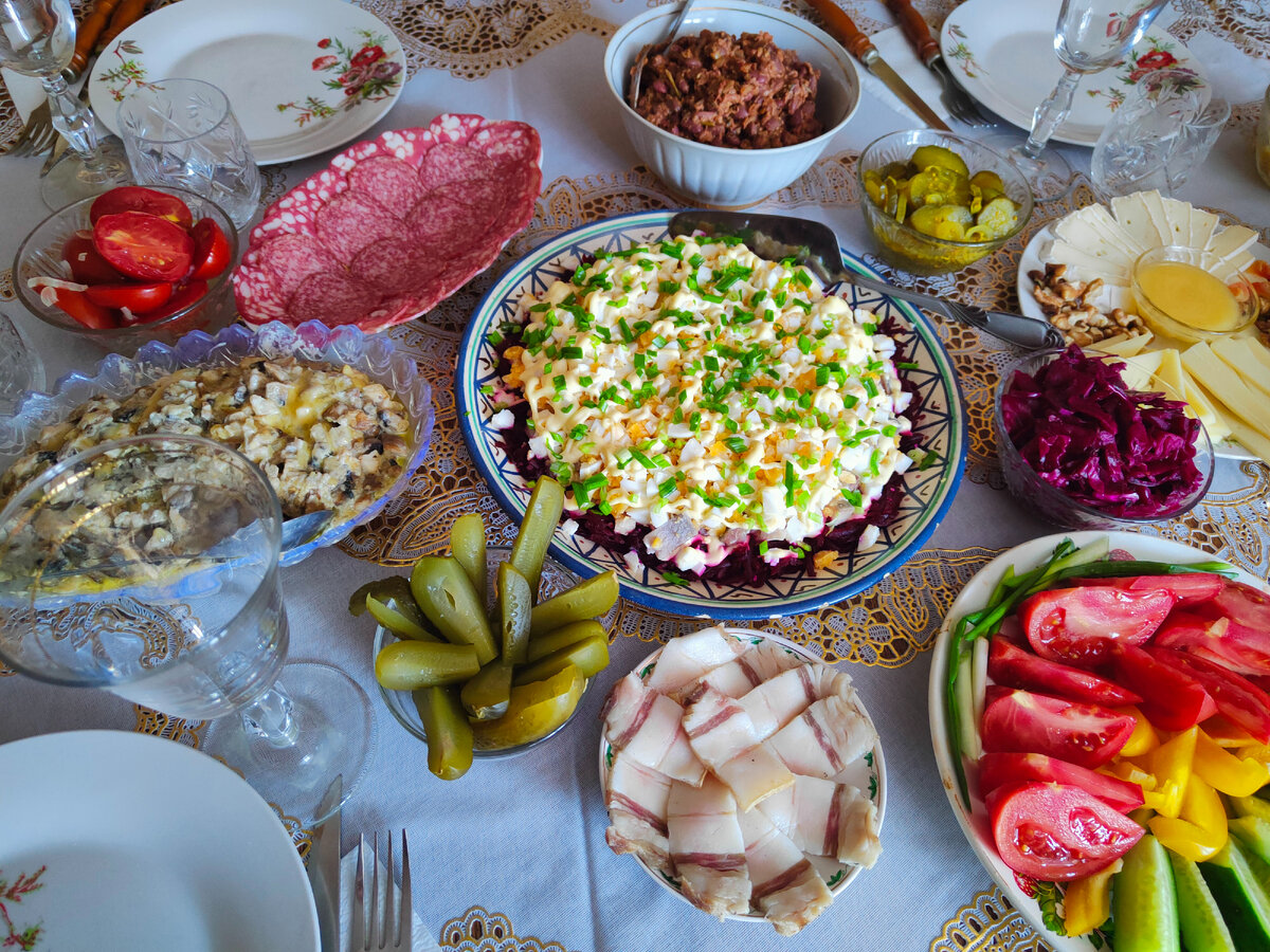 Жюльен из курицы с грибами; колбаска ассорти; маринованные помидоры по-фински; огурчики солёные бочковые; огурчики-пикули маринованные; салат "Сельдь в пальто"; сало домашнее; лобио с красной фасолью; капуста квашеная по-грузински;  сырная тарелка; ассорти из свежих овощей; 