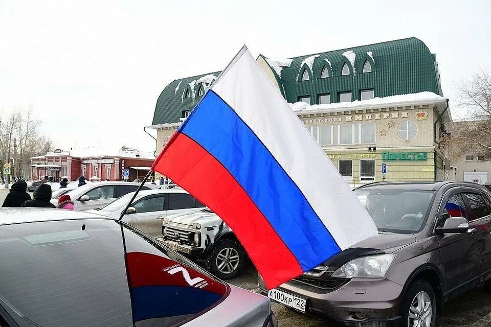     В 12 часов с пл. Свободы стартовало около 50 автомобилей. Фото: Андрей Чурилов, Вечерний Барнаул