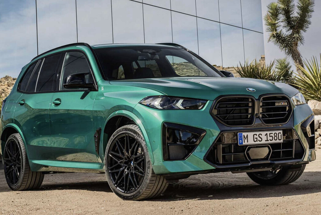BMW в ночь на 22 февраля представила обновленные версии соплатформенных спортивных внедорожников X5 M и X6 M. Напомним, эти модели различаются типом кузова: у первого — пятидверный универсал, у второго — пятидверное купе.

Характер изменений в экстерьере такой же, как у базовых моделей (их обновили в начале февраля). Оба спорткроссовера получили новое оформление передней и задней частей. Обвесы кузова у «эмок» полностью оригинальные — в переднем бампере изобилие ломаных линий, а решетка радиатора визуально объединена с воздухозаборником (между ними — окрашенный в черный сегмент). В решетке вместо прежних вертикальных ламелей — горизонтальные. Использованы зауженные матричные светодиодные фары и фонари с другой графикой. Боковые зеркала имеют аэродинамически проработанные корпусы. X5 M и X6 M оснащают 21-дюймовыми колесами спереди и 22-дюймовыми — сзади. Выхлопные трубы — сдвоенные с логотипами M на наконечниках.

Силовые установки X5 M и X6 M впервые электрифицированы по схеме «мягкого гибрида». То есть 4,4-литровому бензиновому V8 в определенных режимах ассистирует 48-вольтовый стартер-генератор, он кратковременно выдает дополнительные 12 л.с. мощности и 200 Нм крутящего момента. При этом характеристики самого битурбированного V8 прежние — 625 л.с. и 750 Нм. Стартер-генератор питает 48-вольтовая литий-ионная батарея, которая подзаряжается в том числе от системы рекуперации. 

Несмотря на очень большую снаряженную массу (2,4 тонны), X5 M и X6 M отличаются динамикой на уровне суперкаров — с 0 до 100 км/ч кроссоверы разгоняются за 3,9 секунды. Максимальная скорость ограничена на уровне 250 км/ч, за доплату планку можно повысить до 290 км/ч.

Главное новшество в салоне — изогнутый цифровой кластер, который объединяет 12,3-дюймовый щиток приборов и 14,9-дюймовый дисплей медиасистемы. К слову, сама медиасистема — последнего поколения, BMW OS 8.

Продажи обновленных спорткроссоверов стартуют летом 2023 года, в ФРГ стартовая цена составит 160 000 евро (=12,7 млн рублей). На счет России информации нет.