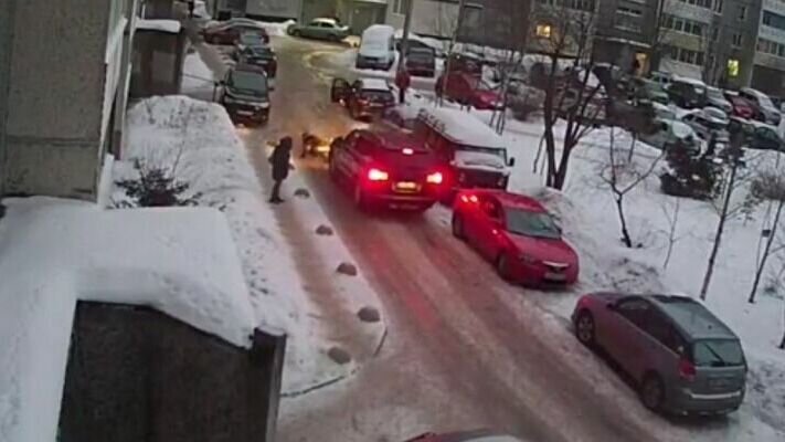     Мужчина влетел головой в бордюр. Инцидент попал на видео.