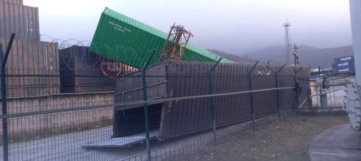 Вот на складах падают контейнеры.