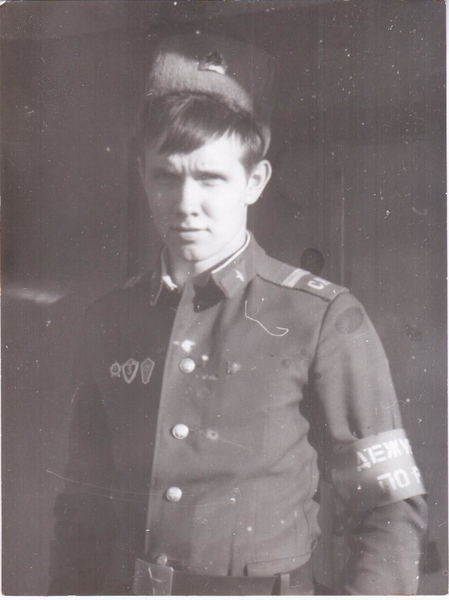 мл. сержант Березовский С. в классической шапке бурого бойца...