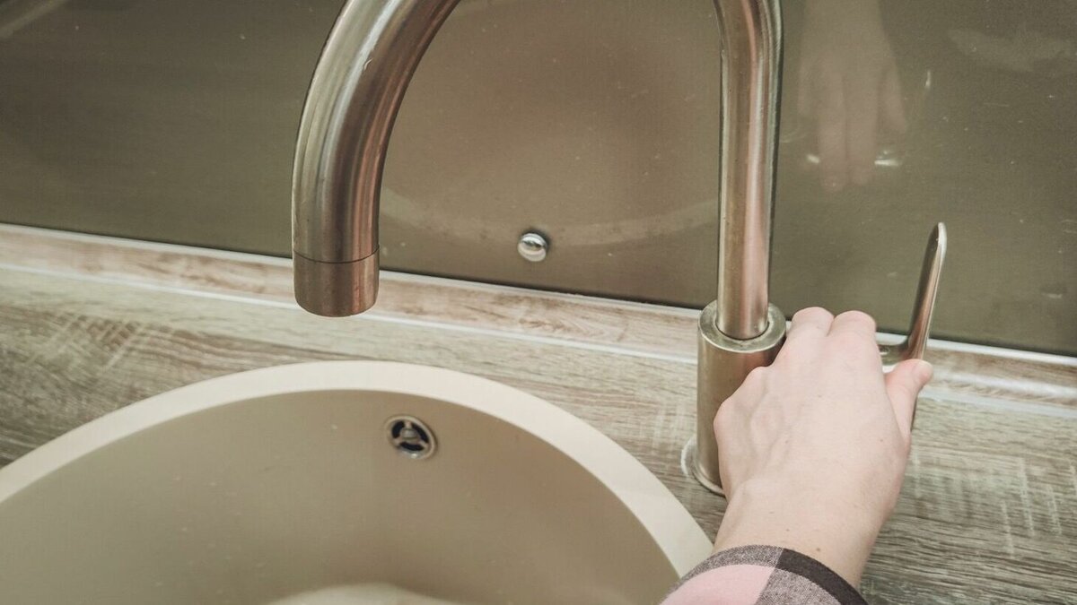     В Кировском и Московском районах Казани местных жителей оставили без воды. Причиной стали аварии на сетях МУП «Водоканал». Об этом сообщила администрация районов.