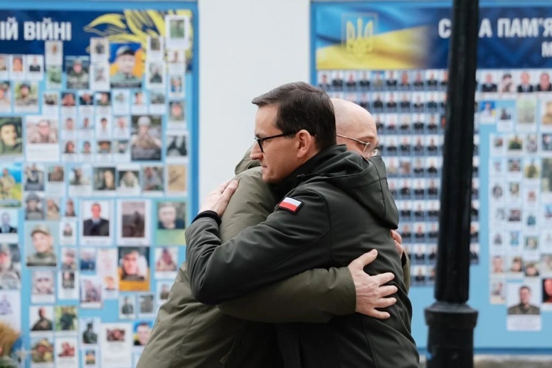    Премьер-министр Польши в Киеве принимает первые танки Leopard