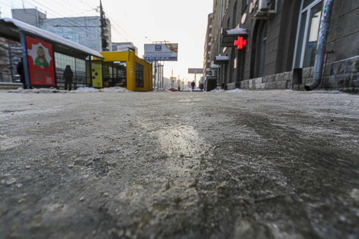 Лед на тротуаре. Город во льду. Лед на дороге. Похолодание. Сильные морозы в новосибирске