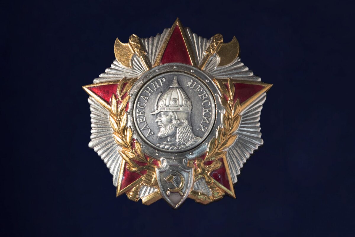 Тот самый орден Александра Невского. Узнали актера?