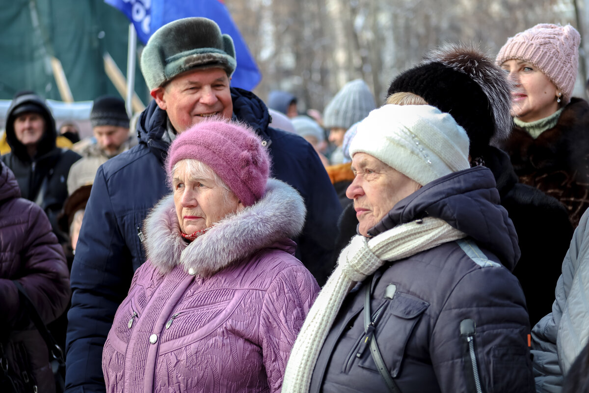 Свежие новости снижения пенсионного возраста. Пенсионеры. Много пенсионеров. Выплаты пенсионерам.