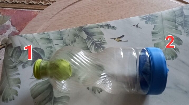 Возьмем пластмассовую бутылку.  Вырежем дно бутылки. Натянем два шарика: на дно и на горлышко бутылки. Предварительно вырежем дно.    Пусть шарик ( зеленый)на горлышке номер 1, а на дне (синий) - 2.