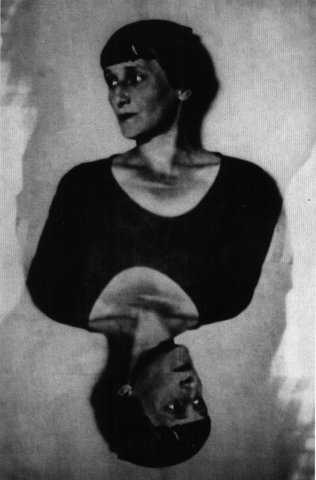 фото Ахматовой в виде игральной карты с перевернутым силуэтом.